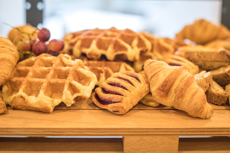 Frische Waffeln und Croissants
